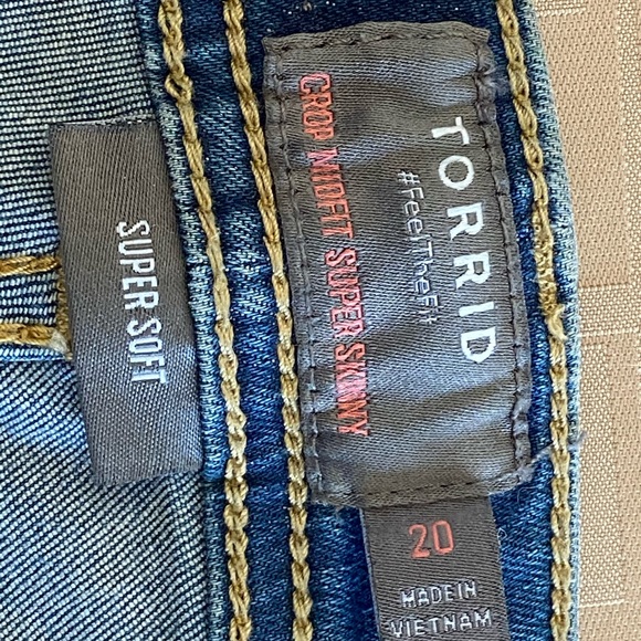 EUC Torrid Crop Jeans Womens Plus 20 medium Wash 42 X 23.5 Midfit Super Skinny - Picture 6 of 6